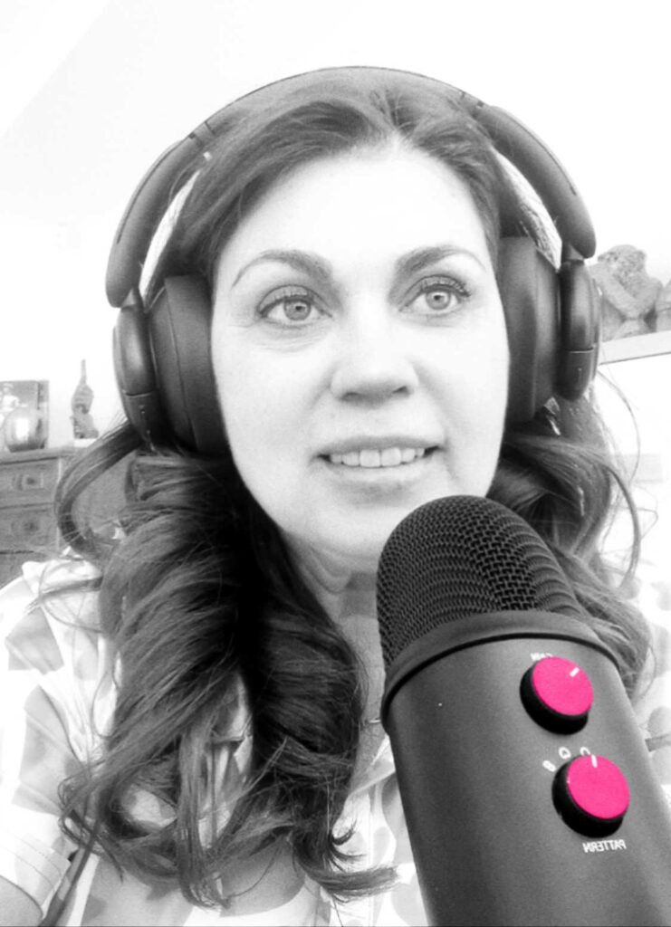 Pia Bos con micrófono con botones magenta grabando un podcast